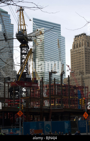 La construction du World Trade Center dans le quartier financier de la ville de New York. Grues à tour et des poutres de la tour de la liberté. Banque D'Images