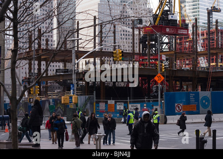 La construction du World Trade Center à New York. Coin de la rue de l'Église et la rue de la liberté à la Trinity Place. Grues à tour et de poutres. Banque D'Images