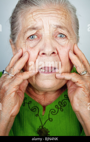 Portrait de peur et inquiète la haute dame ridée Banque D'Images