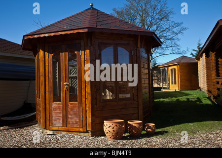 Abri de jardin, garage, chalet, jardin, maison, l'architecture, l'été, l'accueil, le bois, la nature, la construction, chalet, maison de campagne ou chalet, UK Banque D'Images