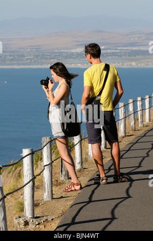 Portrait d'une jeune fille à l'aide d'un appareil photo numérique à Signal Hill au-dessus de Cape Town Afrique du Sud Banque D'Images