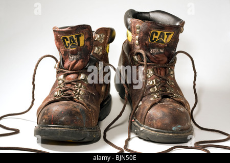 Caterpillar bottes de travail à embout d'acier sur fond blanc. Banque D'Images