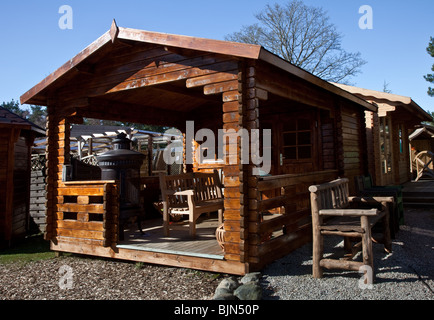 Abri de jardin, garage, chalet, jardin, maison, l'architecture, l'été, l'accueil, le bois, la nature, la construction, chalet, maison de campagne ou chalet, UK Banque D'Images