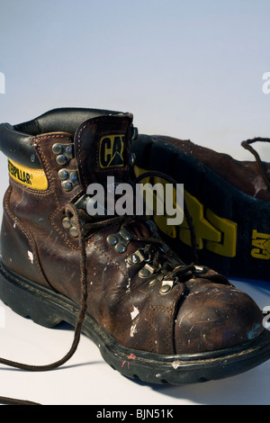 Caterpillar bottes de travail à embout d'acier sur fond blanc. Banque D'Images