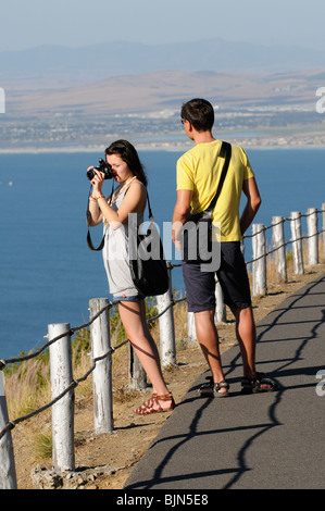 Portrait d'une jeune fille à l'aide d'un appareil photo numérique à Signal Hill au-dessus de Cape Town Afrique du Sud Banque D'Images