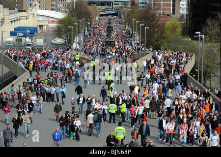 Les fans de football sur la manière Wembley London UK Banque D'Images