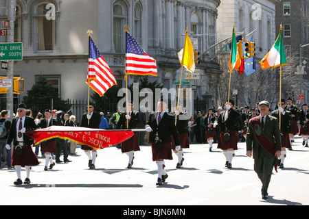 Les manifestants dans le jour de la Saint Patrick Parade, 5e Avenue, Manhattan, New York City Banque D'Images