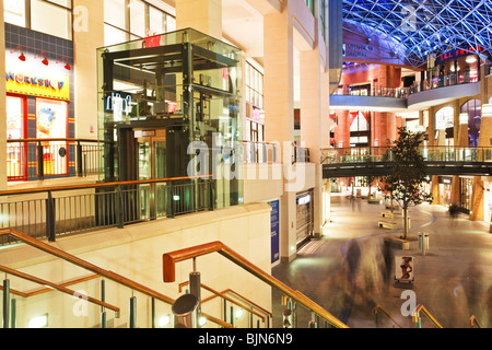 Intérieur de la Victorian Square Shopping Centre, un nouveau développement du commerce au détail au cœur de Belfast, en Irlande du Nord Banque D'Images