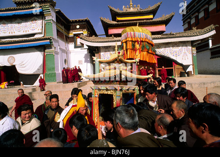 Chine, Tibet, province de Qinghai, Tongren (Repkong), monastère de Wutun si, jour de l'an tibétain, procession de Bouddha Maitreya Banque D'Images