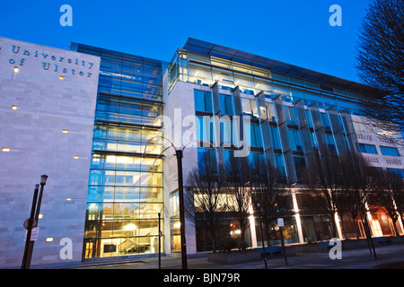 La façade moderne de la principale université de l'Ulster, Belfast, en Irlande du Nord Banque D'Images