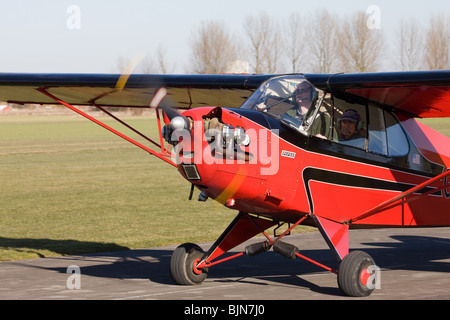 Piper Cub J5A Cruiser G-BRIL taxiing à Breighton Airfield Banque D'Images