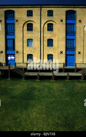 Ancienne Wharehouses près du nord du quai du Royal Victoria Dock dans London Docklands Banque D'Images