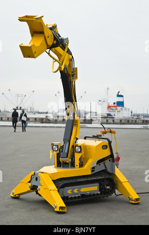 Mécanisme robotisé mécanique jaune avec Caterpillar. Bras de préhension est ouvert. Banque D'Images