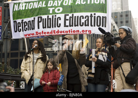 Manifestation contre les coupes budgétaires à l'éducation qui a eu lieu en face de l'office de gouverneur de Manhattan à New York City. Le 4 mars 2010. Banque D'Images