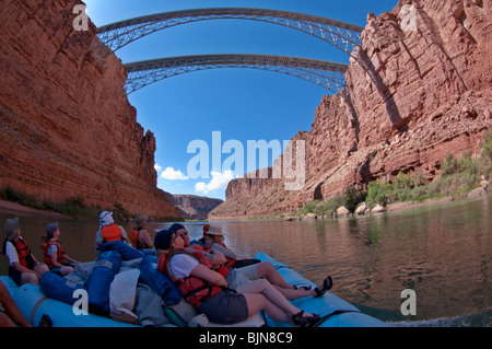 River rafters profitez d'un flotter dans le fleuve Colorado comme ils passent sous le pont Navajo, le Parc National du Grand Canyon Banque D'Images