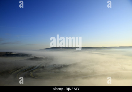 À l'ouest à travers les brumes Cuckmere Valley près de 1 156 km, East Sussex, Angleterre. Banque D'Images