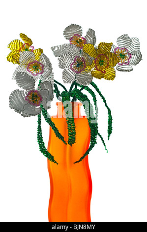 L'article fait main : vase avec fleurs de perles de verre et du fil. Jaune, bleu, rose, blanc bourgeon. Feuillage vert. Isolated over white Banque D'Images