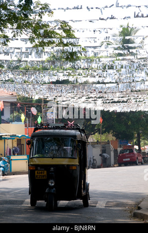 Un Autorickshaw en vertu de bruants pour de nouvelles années à fort Kochi, Kerala, Inde Banque D'Images