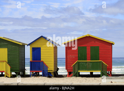 Cabines colorées sur muizenberg beach, False Bay, Afrique du Sud. Banque D'Images