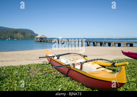 Pirogues sur la plage La baie de Hanalei Kauai HI Banque D'Images