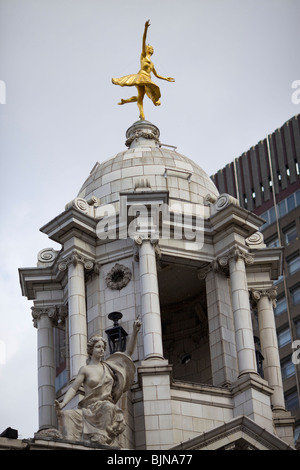 Réplique de l'original statue dorée de ballerine Anna Pavlova sur la coupole de la Place Victoria Theatre London Banque D'Images