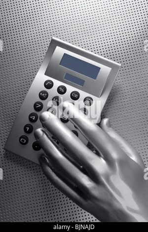 Métaphore futuriste d'affaires main d'argent sur clavier calculatrice Banque D'Images
