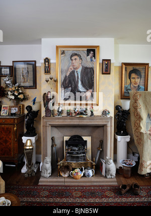 Un portrait de l'humoriste Frankie Howerd hésitants à Down House dans le village de Somerset, son ancien domicile Banque D'Images