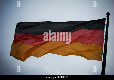 Le drapeau allemand volant dans l'air Berlin Allemagne Europe Banque D'Images