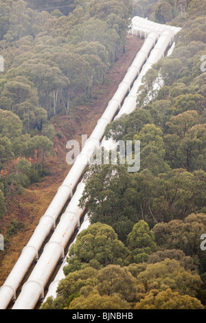 L'alimentation des tuyaux Murray 1 power station, une partie de l'hydro-électrique des Snowy Mountains scheme, New South Wales, Australie. Banque D'Images