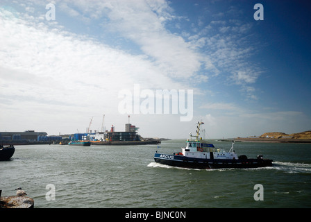 Remorqueur dans le port d'IJmuiden, Hollande, Europe Banque D'Images