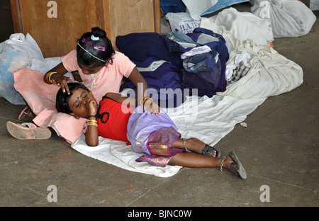 Les jeunes filles se détendre à la lave ghat à fort Cochin, Kochi, Kerala, Inde Banque D'Images