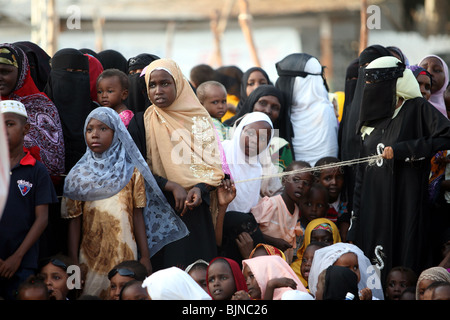 Certaines femmes Swahili portant des vêtements traditionnels en regardant les festivités traditionnelles Maulidi Banque D'Images