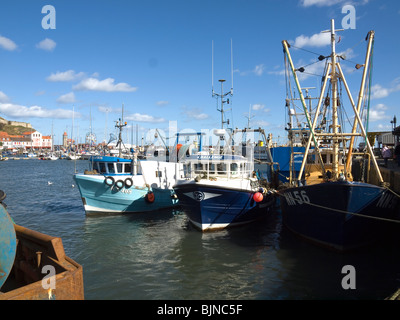 Plusieurs bateaux de pêche amarrés lointains ports côte à côte dans le port de Scarborough, North Yorkshire Banque D'Images