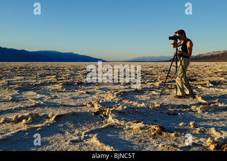 Photographe au sel piscines au Badwater dans la vallée de la mort, l'état de Californie Banque D'Images