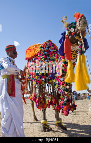 L'homme et son chameau décorées. Concours de décoration de chameau. Jaisalmer Desert Festival. Le Rajasthan. L'Inde Banque D'Images