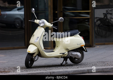 Scooter Vespa garé sur le trottoir sur la rue Friedrichstrasse Berlin Allemagne Banque D'Images