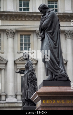 Des statues de Florence Nightingale et Sidney Herbert chiffres clés dans la guerre de Crimée situé à Lower Regent Street à Londres Banque D'Images