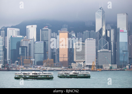 Star ferry naviguant dans le port de Hong Kong entre Central et Tsim Sha Tsui Banque D'Images