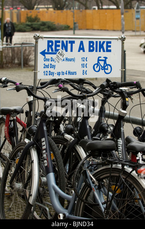 Vélos à louer dans la place Alexanderplatz Berlin Mitte Allemagne Europe Banque D'Images