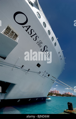 Royal Caribbean's new mega bateau de croisière Oasis of the Seas, est ici à quai à Nassau, Bahamas. Atlantis Resort en arrière-plan Banque D'Images