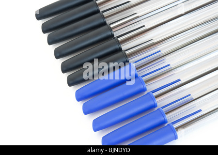 Groupe de stylos bleu et noir isolé sur fond blanc Banque D'Images