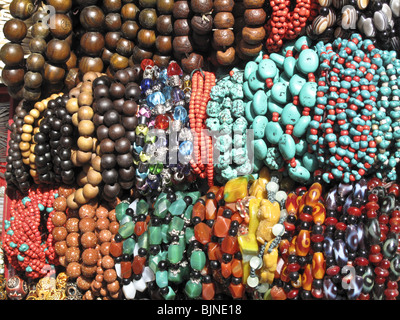 Close up de bracelets pour vendre sur le marché de la place du Barkhor à Lhassa, Tibet Banque D'Images