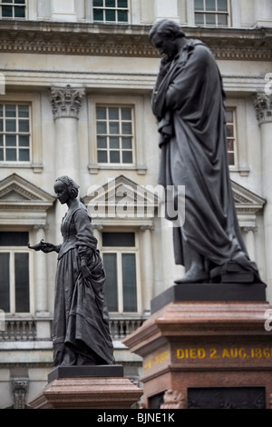 Des statues de Florence Nightingale et Sidney Herbert chiffres clés dans la guerre de Crimée situé à Lower Regent Street à Londres Banque D'Images