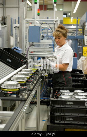 L'employé d'usine par l'assemblée de ce moteurs, Berlin, Allemagne Banque D'Images