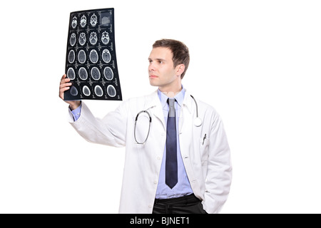 Un jeune médecin de l'analyse d'un CT scan Banque D'Images