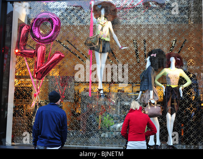 Regarder les gens fashion store Louis Vuitton à Paris Banque D'Images