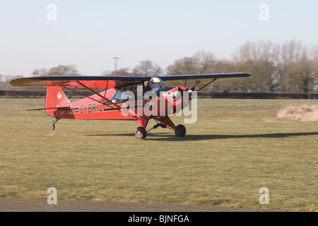 Piper Cub J5A Cruiser G-BRIL sur la piste après l'atterrissage à Breighton Airfield Banque D'Images