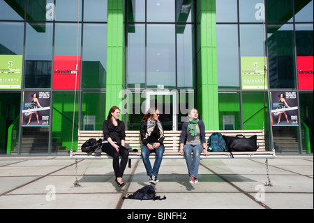 Les élèves assis en face d'un bâtiment moderne sur le campus de l'Université d'Utrecht aux Pays-Bas Banque D'Images