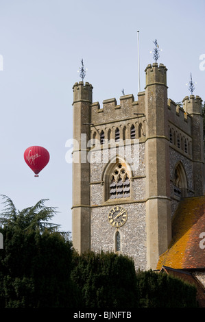 Ballon à air chaud vierge passant près de la tour de l'église de St Marie la Vierge église paroissiale de Hambleden Buckinghamshire UK Banque D'Images