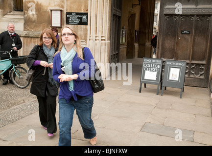 Les étudiants qui sortent de Kings College, Université de Cambridge, Royaume-Uni Banque D'Images